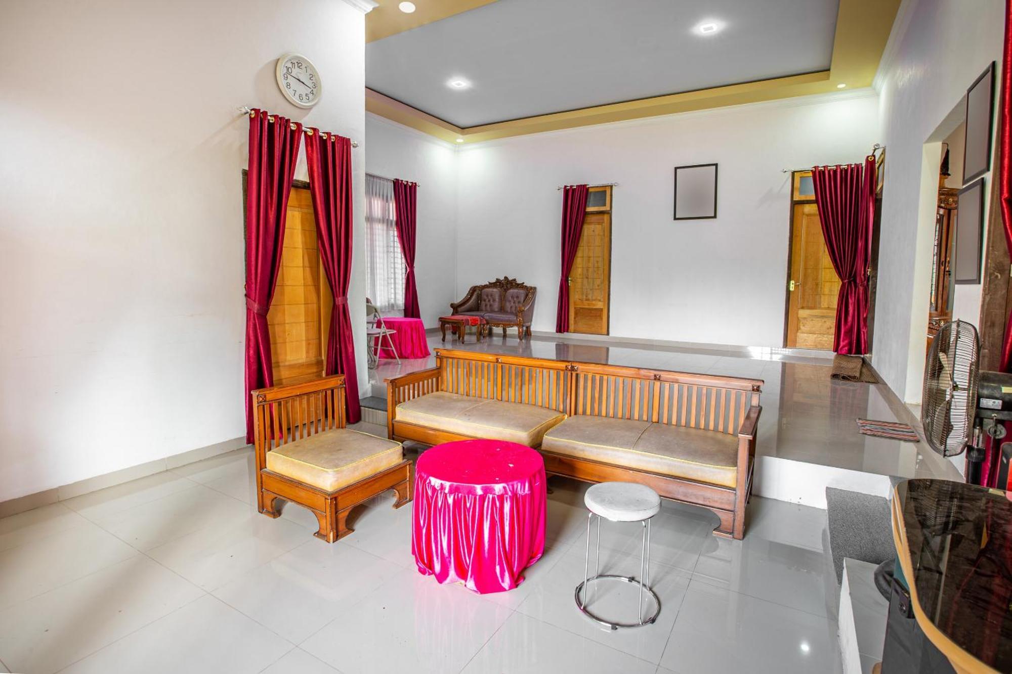 Oyo 92587 Homestay Romauli Kampung Radja Джамбі Екстер'єр фото
